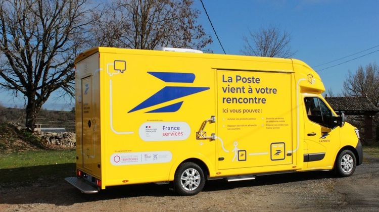 Le camion aux couleurs de La Poste avec écrit dessus La Poste vient à votre rencontre